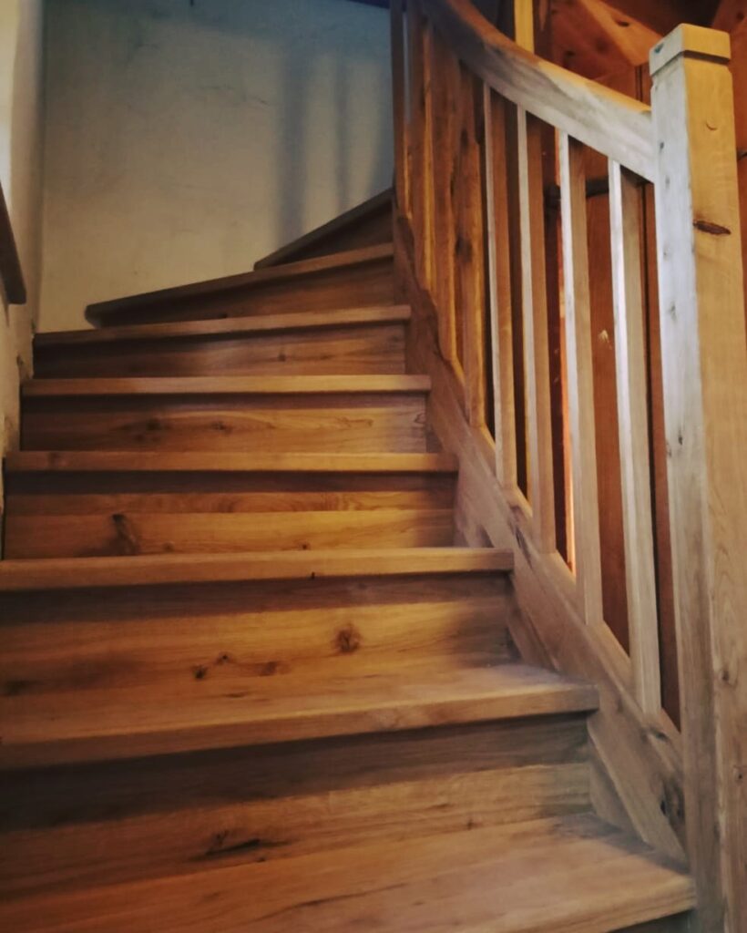 natürliche Holztreppe