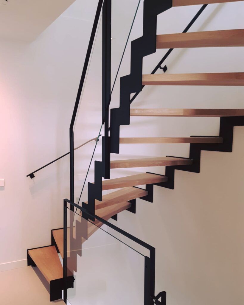 Moderne Treppe mit Holzstufen