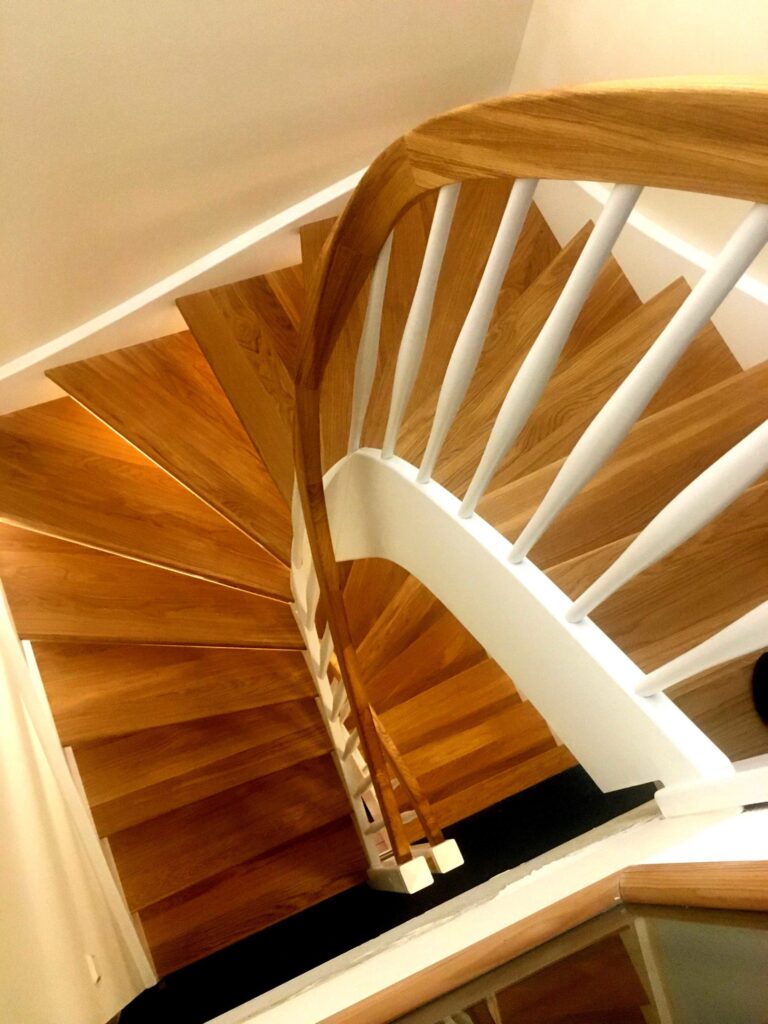 Holztreppe mit weiße Elemente