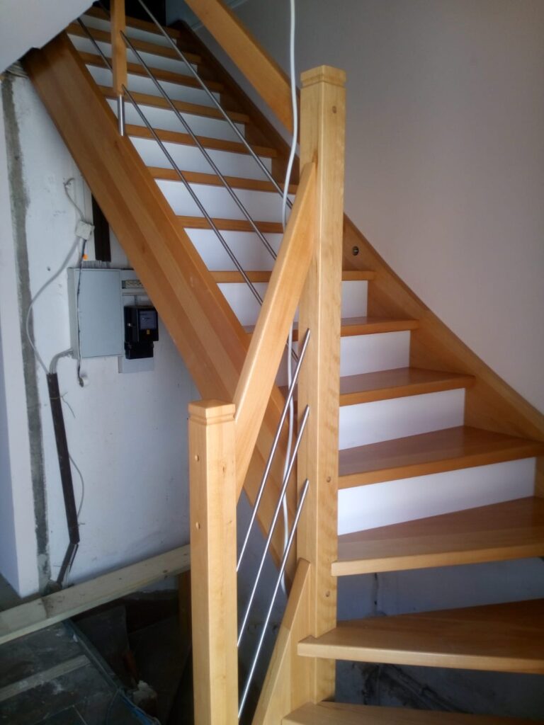 Geschlossene Holztreppe