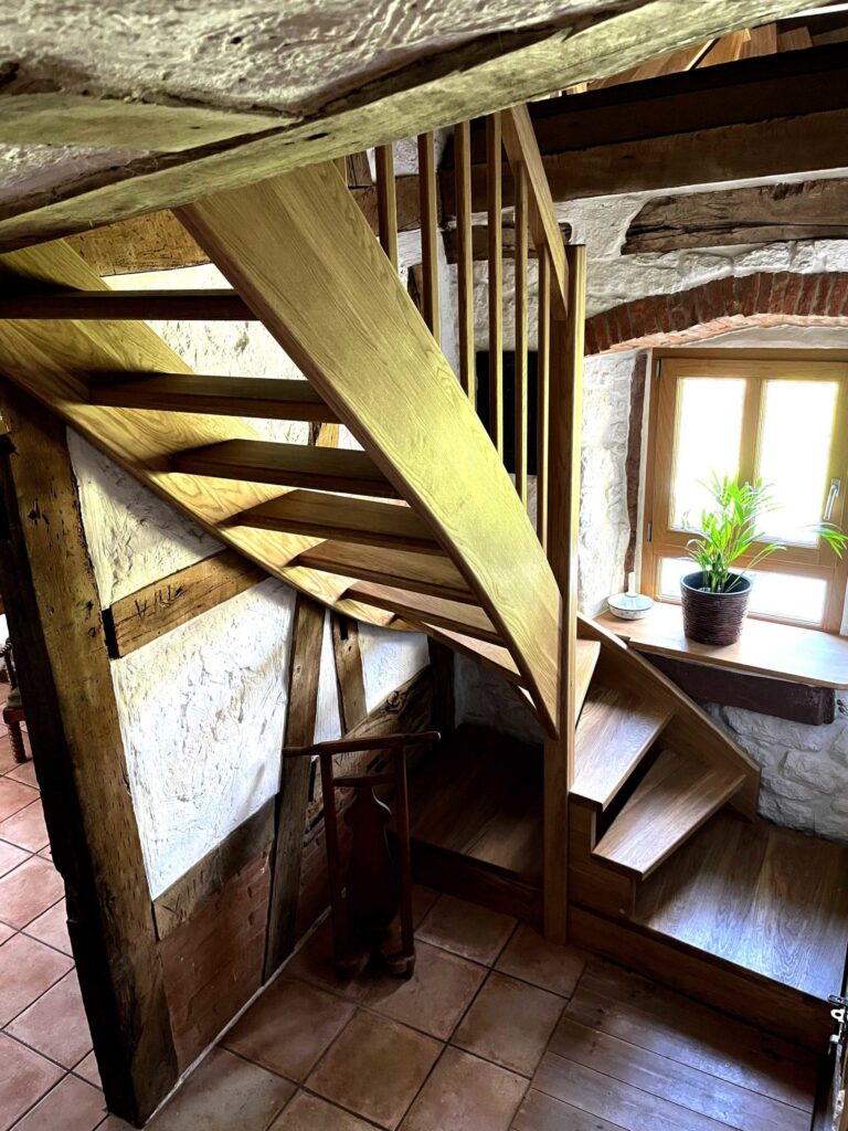 Offene Wangentreppe aus Eiche im modernen Wohnzimmer