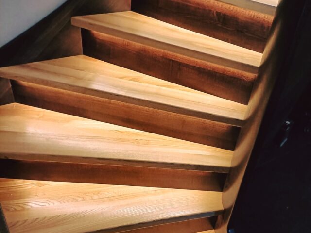 Holztreppe mit Ledbeleuchtung
