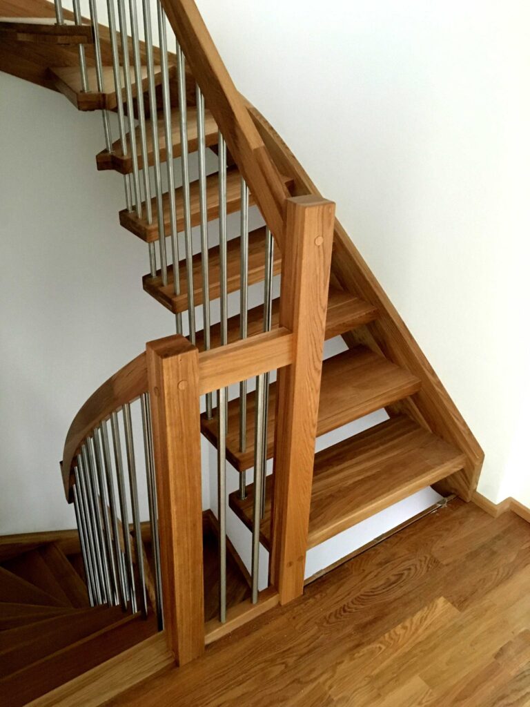 Offene Wangentreppe aus Eiche im modernen Wohnzimmer