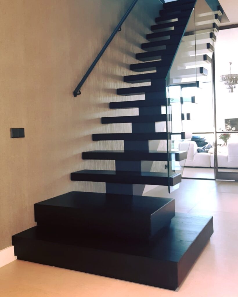 aufgesattelte Treppe mit Glasgeländer