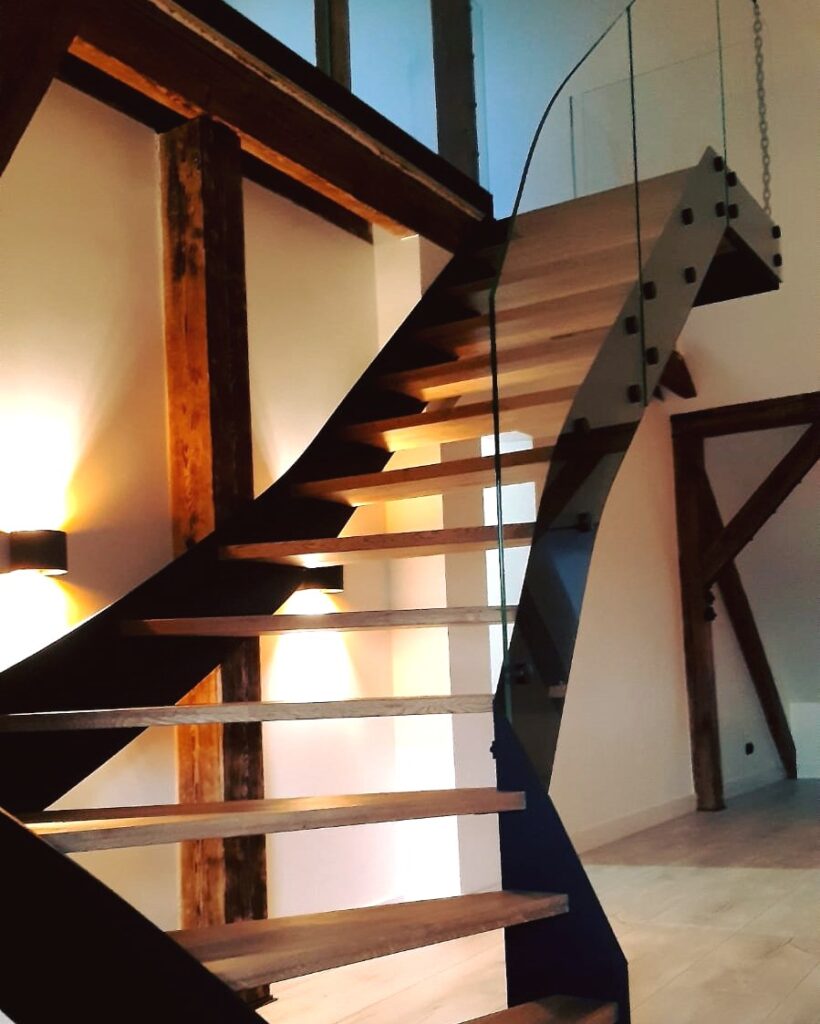 Moderne Treppe mit Stahlwangen