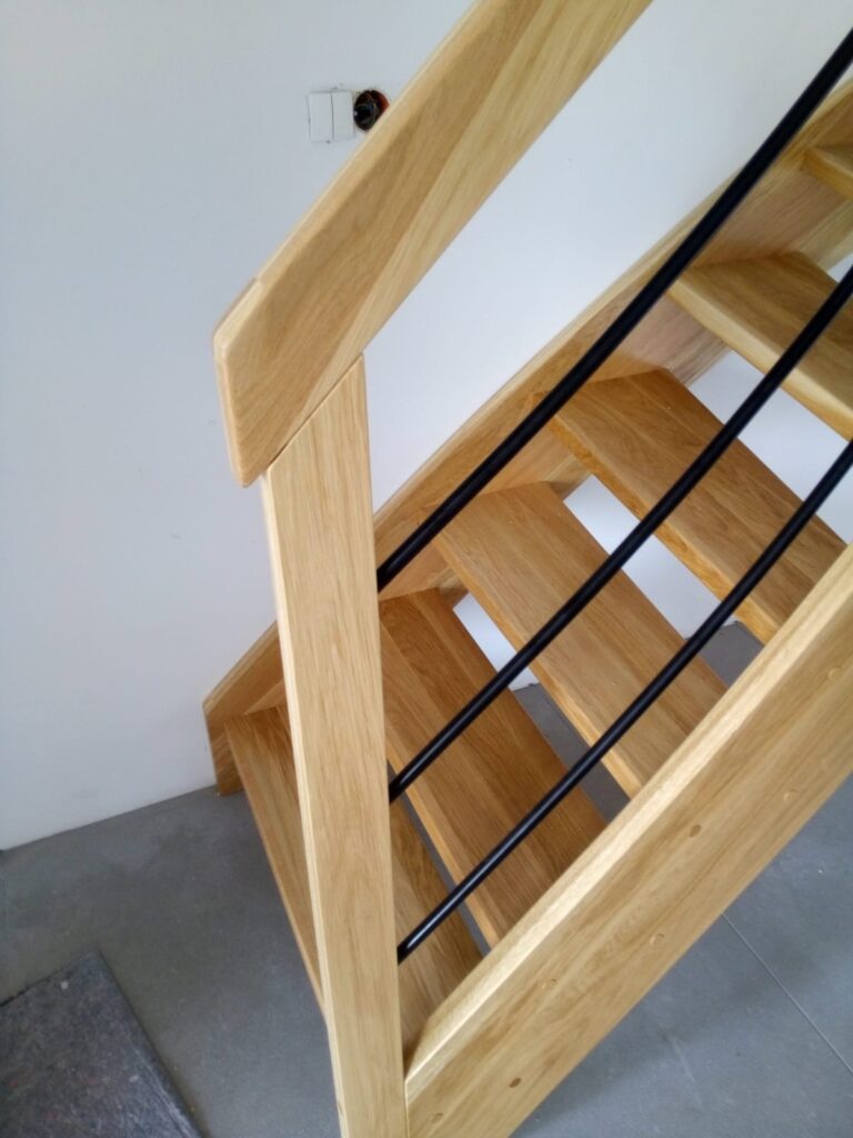 Holztreppe mit schwarze Reling