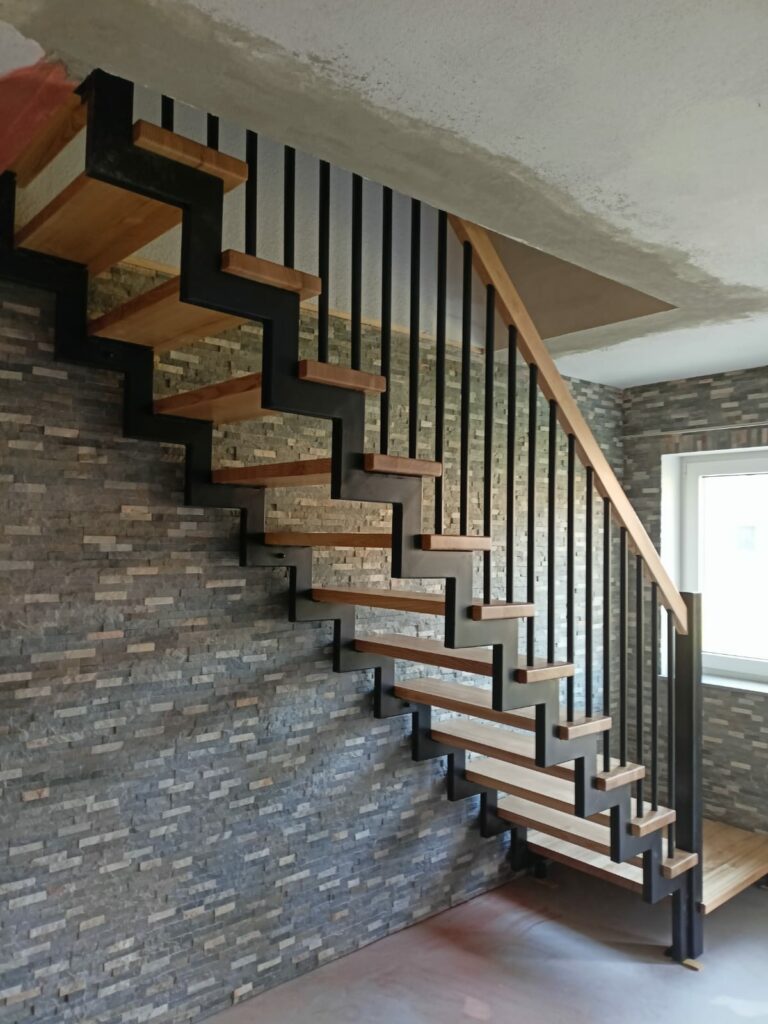 Moderne Treppe mit schwarz