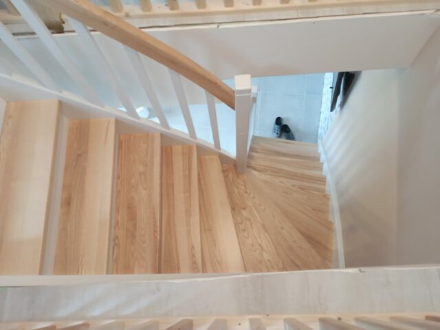 Holztreppe mit weiße Geländer