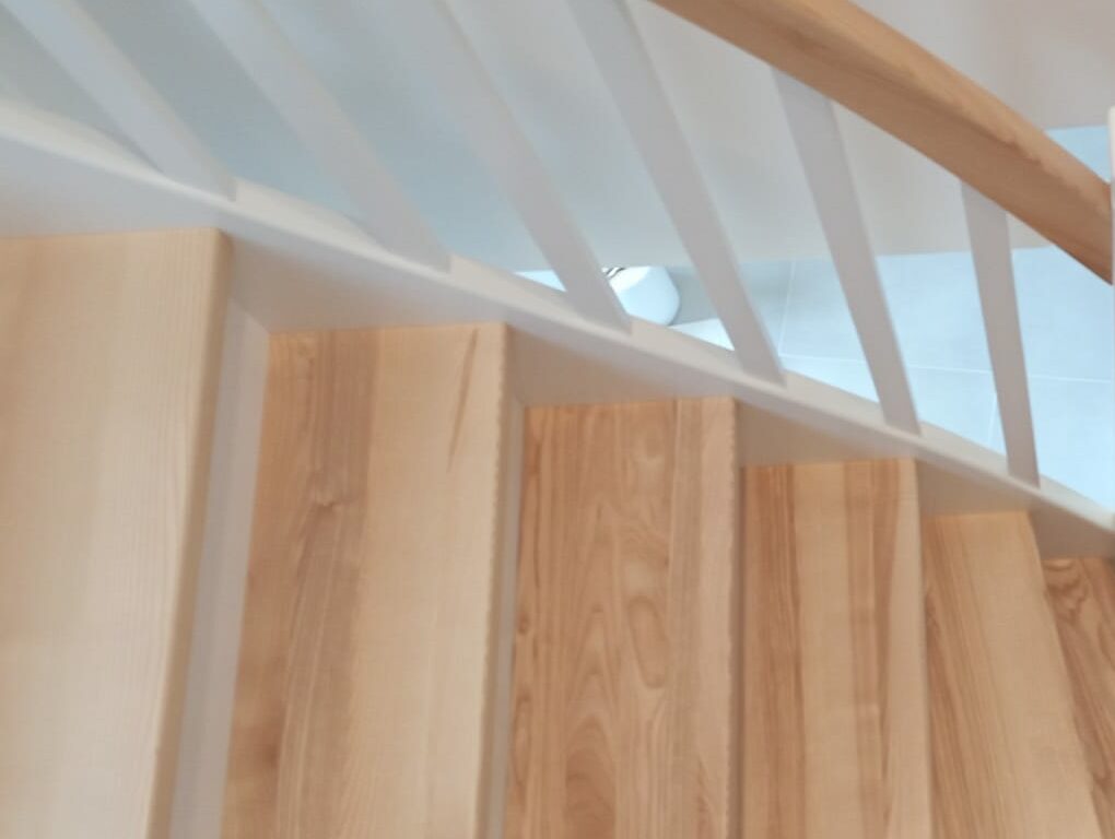 Holztreppe mit weiße Geländer