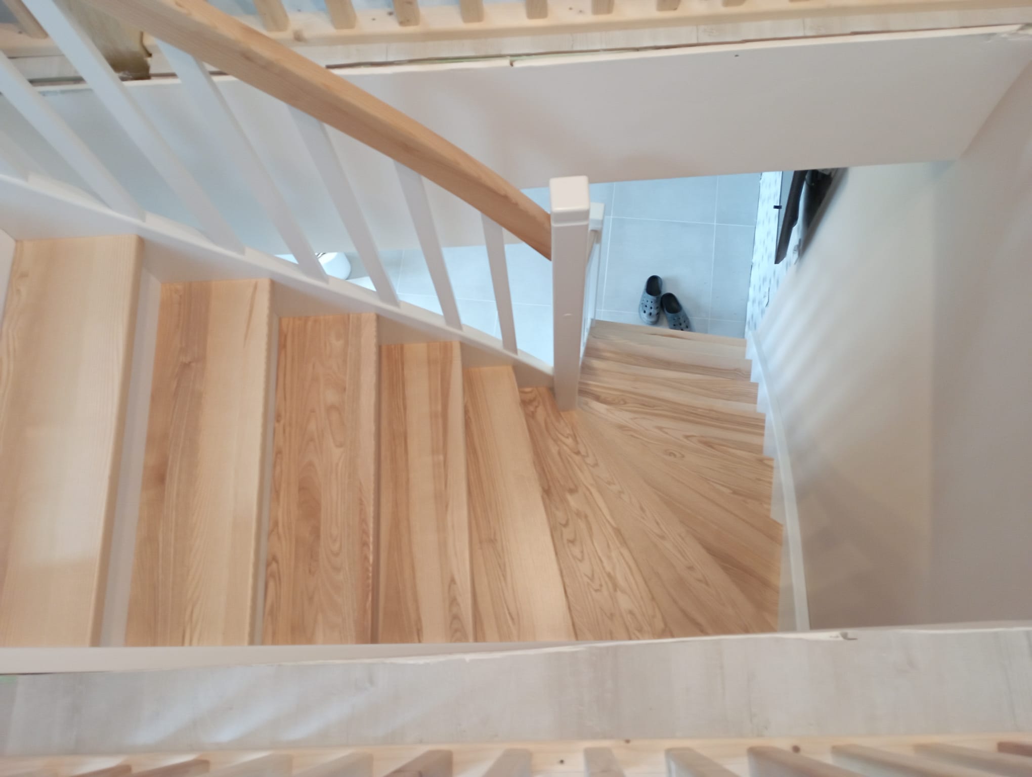 Holztreppe mit weiße Geländer