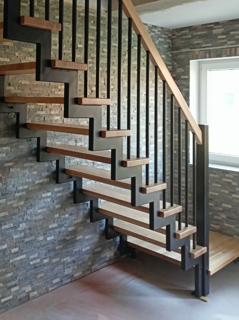 Moderne Treppe mit schwarz