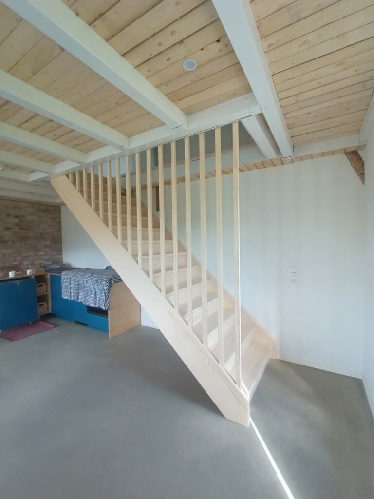 Holztreppe mit Harfe