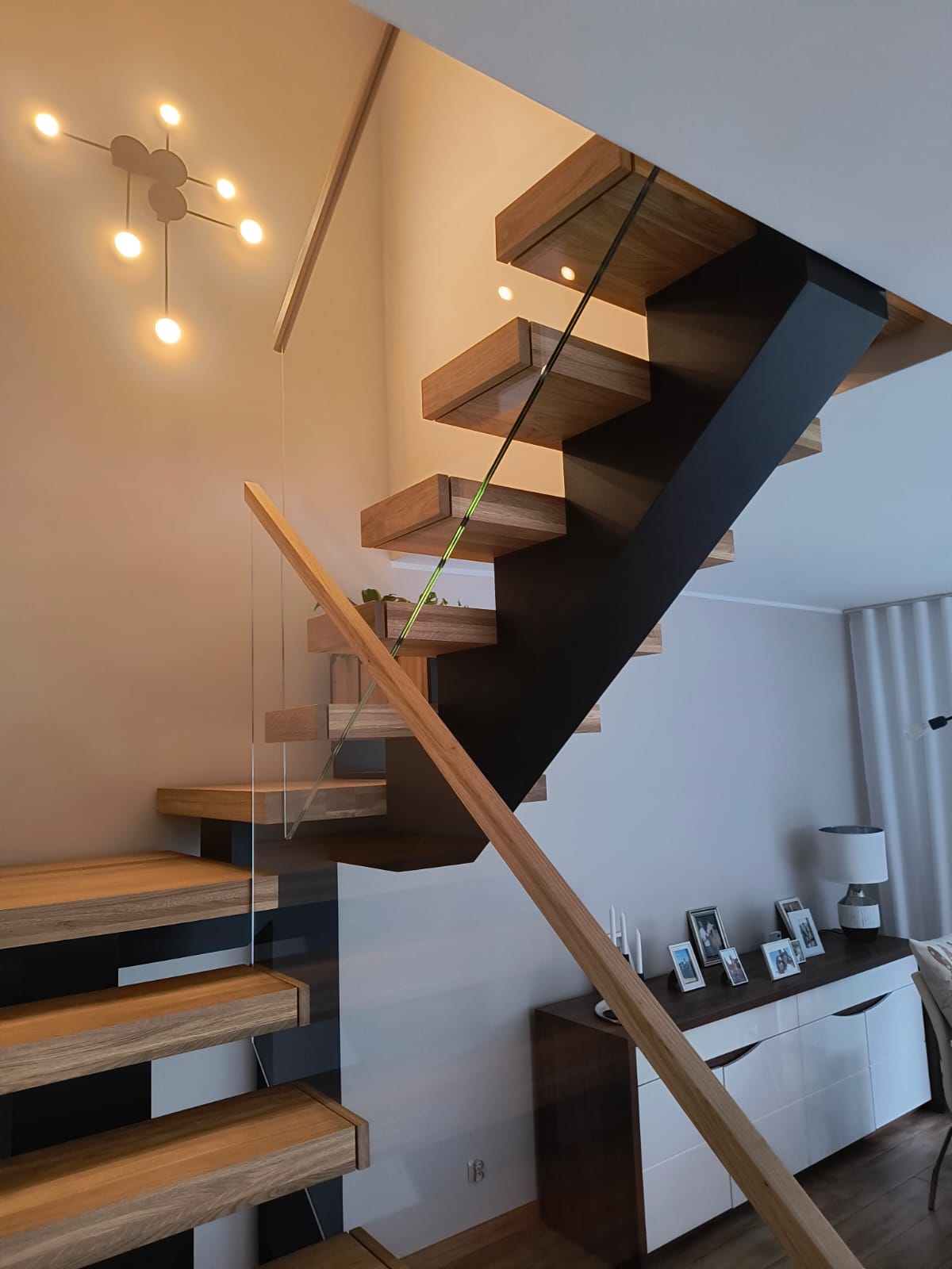 Moderne aufgesattelte Treppe