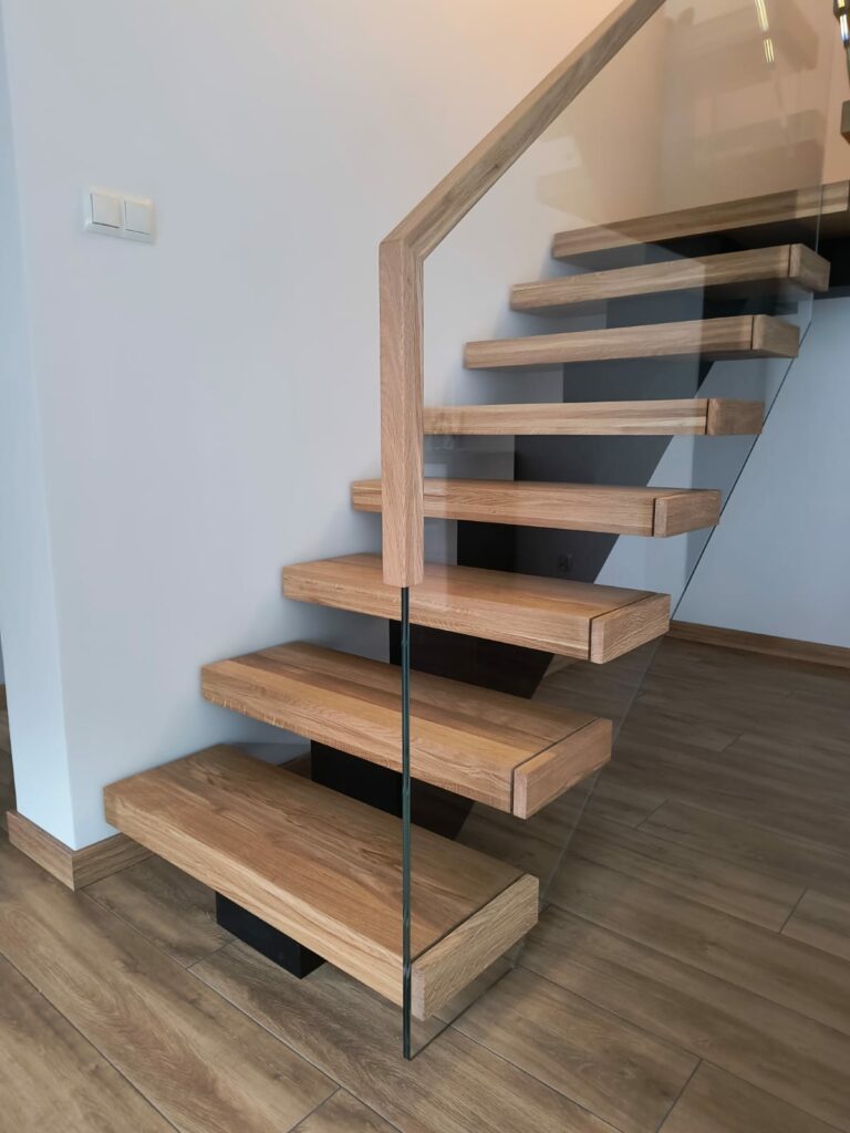 Treppe mit Glasgeländer