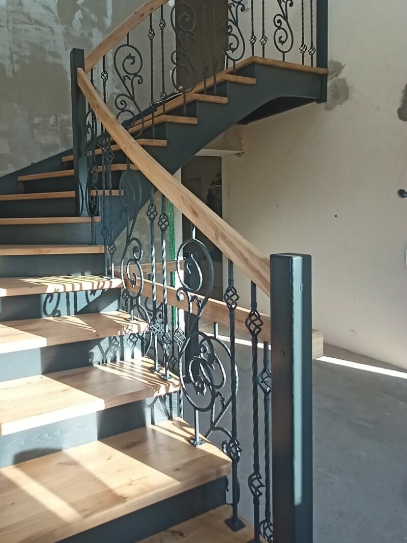 Holztreppe mit Schmiedegeländer