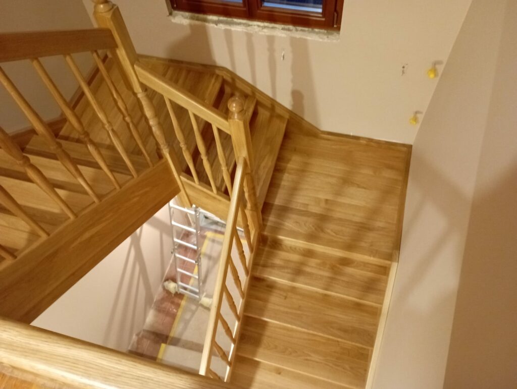 Holztreppe mit Podeste