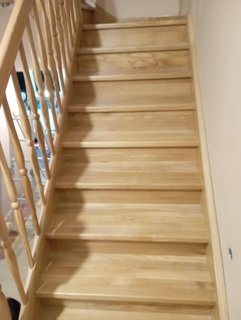 Holztreppe mit Setzstufen