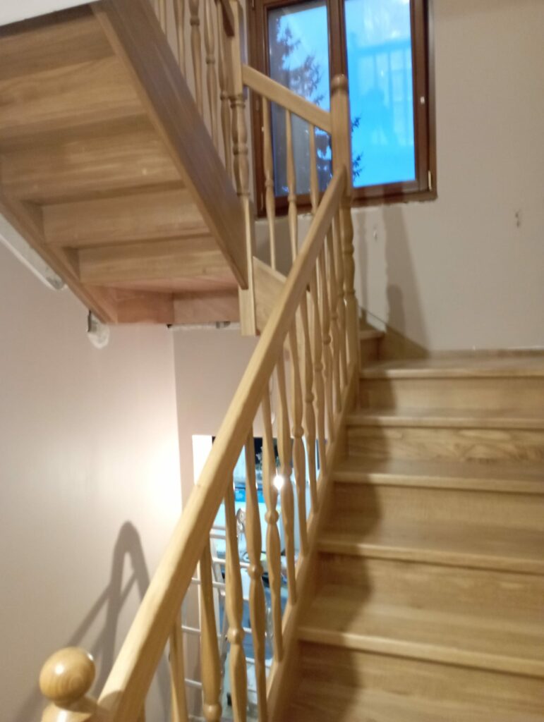 Zweiläufige Treppe mit Podest