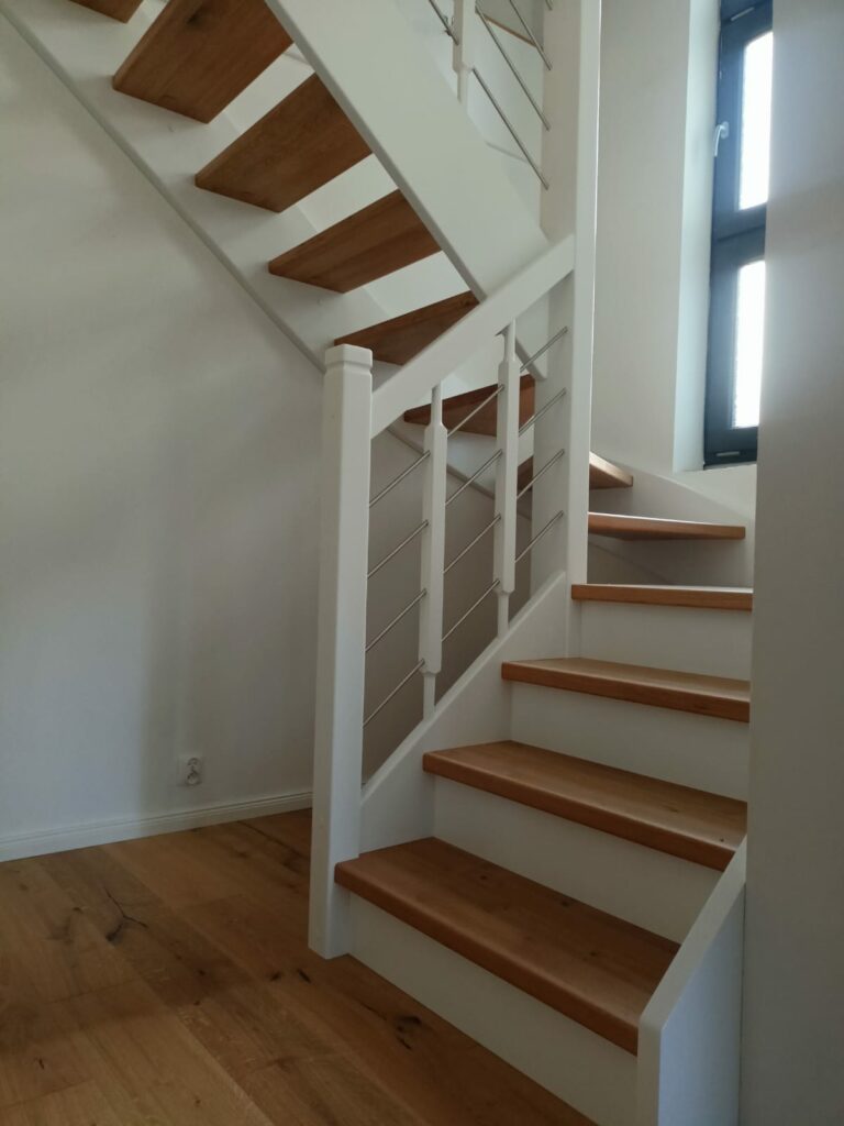 holztreppe rostock halbgewendelt mit podest weiße setzstufen relinggeländer