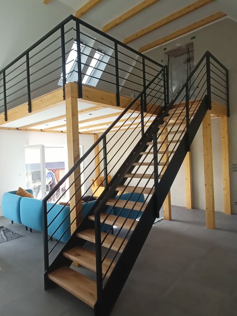 Innentreppe mit Metallgeländer