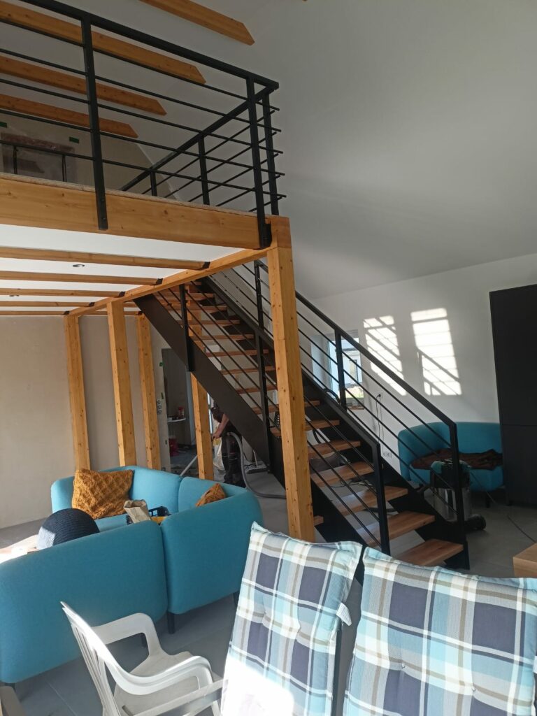 Offene Holztreppe mit Stahlgeländer