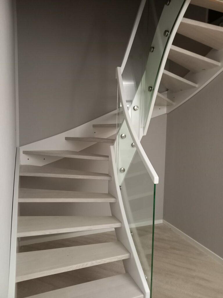 Offene halbgewendelte Treppe ohne Setzstufen aus Eschenholz Eberswalde