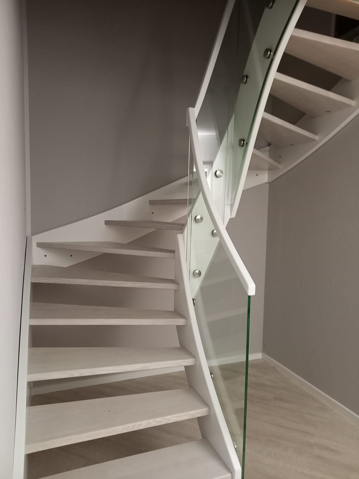 Offene halbgewendelte Treppe ohne Setzstufen aus Eschenholz Eberswalde