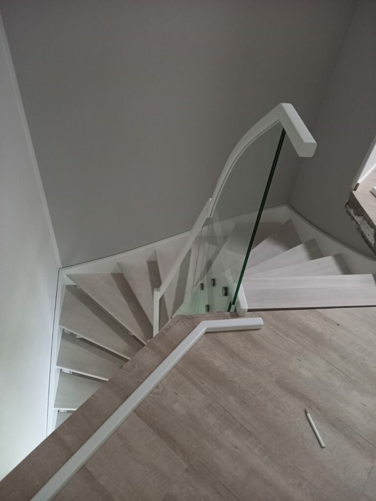 Moderne weiße Holztreppe aus Esche mit Glasgeländer in Eberswalde Brandenburg