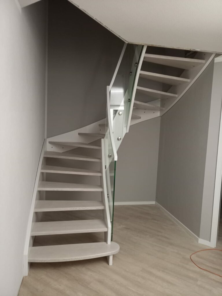 Offene halbgewendelte Treppe ohne Setzstufen