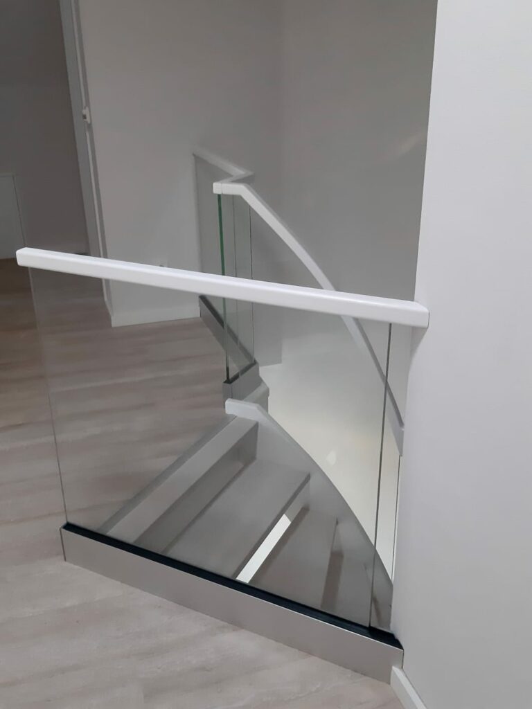 Glasgeländer mit weißem Holzhandlauf – Treppenbau Projekt Eberswalde