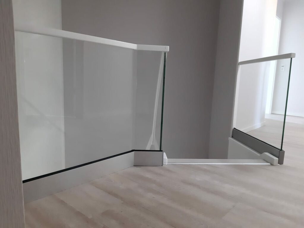 Glasgeländer für die Innetreppe