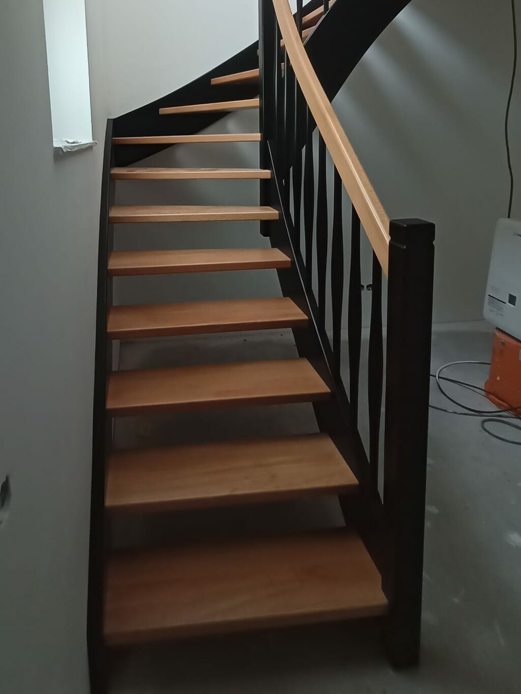 Holztreppe mit schwarzen Wangen in Cottbus