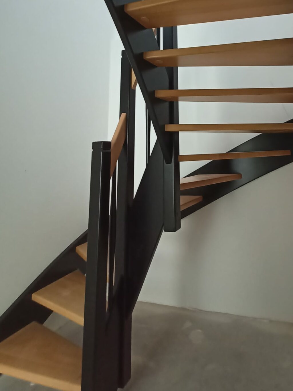Moderne klassische Innentreppe aus Massivholz