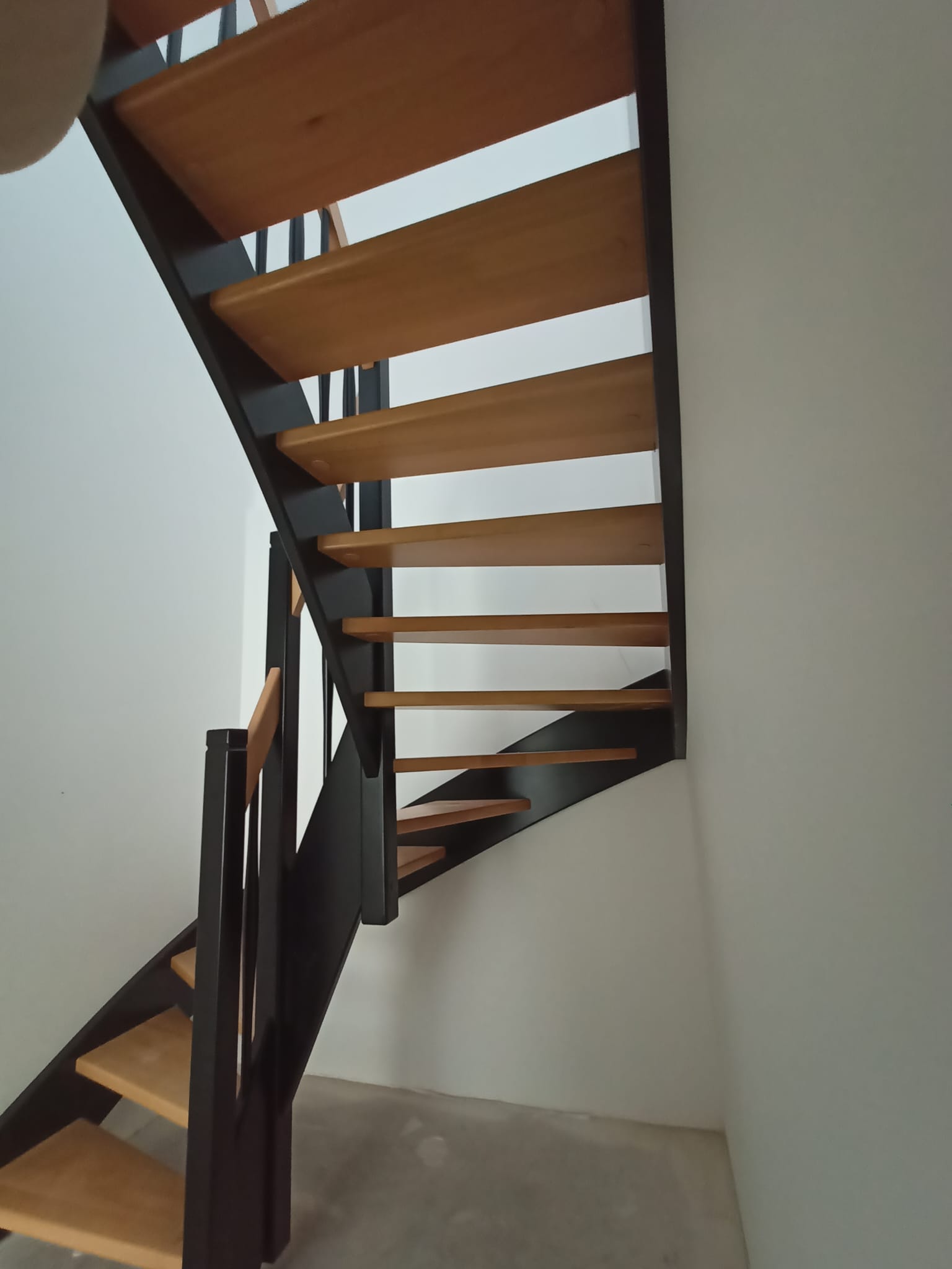 Moderne klassische Innentreppe aus Massivholz